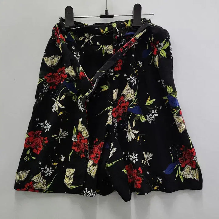 [BUNJANG] STRADIVARIUS Tropical Flower Black Shorts / STRADIVARIUS 트로피컬 플라워 블랙 반바지 EUR 38