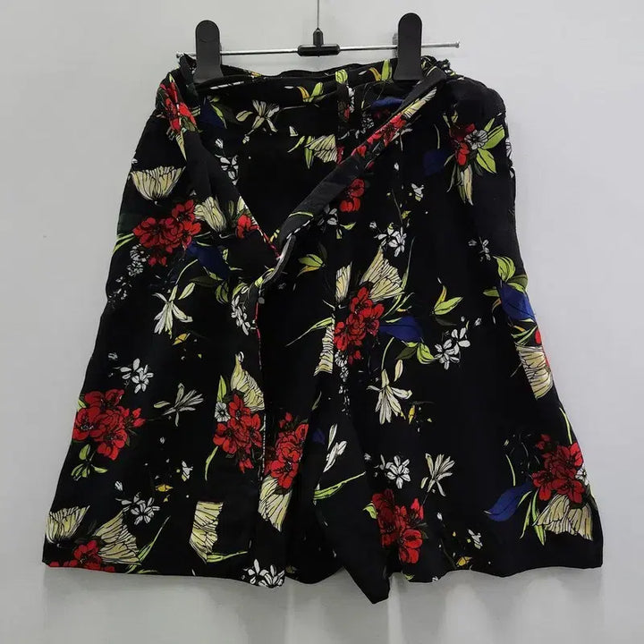 [BUNJANG] STRADIVARIUS Tropical Flower Black Shorts / STRADIVARIUS 트로피컬 플라워 블랙 반바지 EUR 38