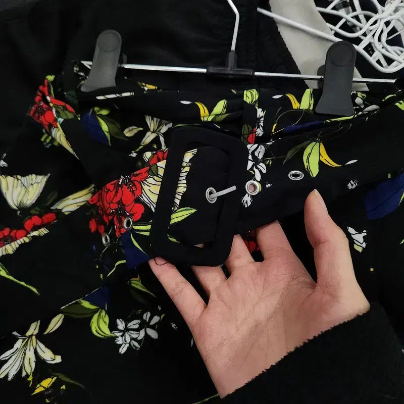 [BUNJANG] STRADIVARIUS Tropical Flower Black Shorts / STRADIVARIUS 트로피컬 플라워 블랙 반바지 EUR 38