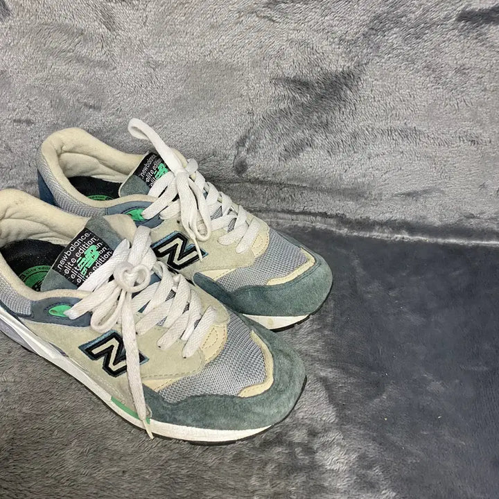 [SOLD OUT] 뉴발란스 운동화 250