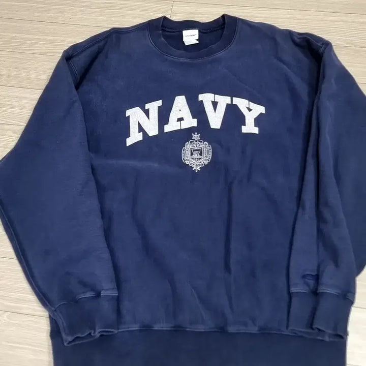 [BUNJANG] Outstanding Navy Lettering Emblem T-shirt (L) / 아웃스탠딩 네이비 맨투맨 티셔츠(L)