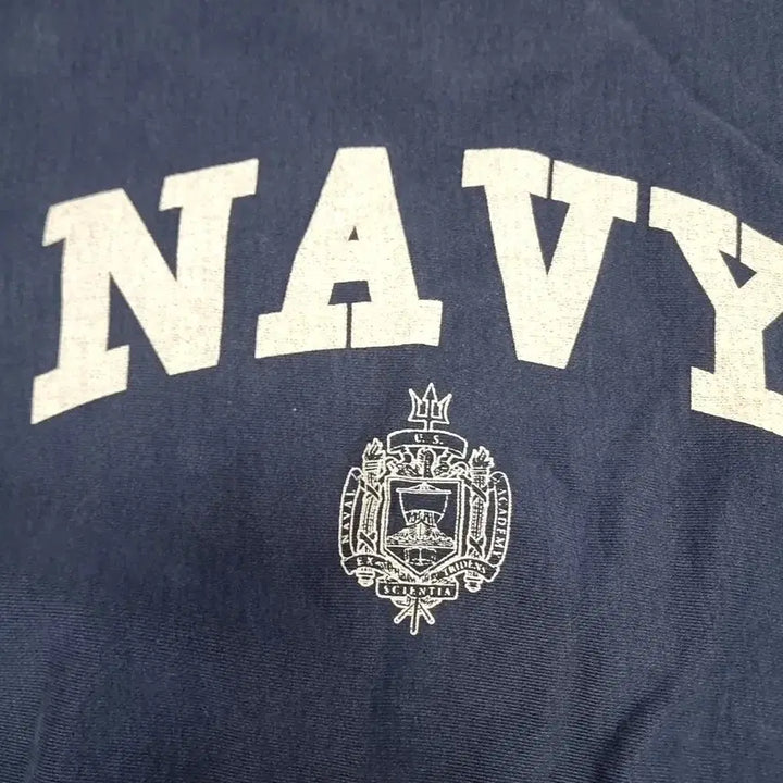 [BUNJANG] Outstanding Navy Lettering Emblem T-shirt (L) / 아웃스탠딩 네이비 맨투맨 티셔츠(L)
