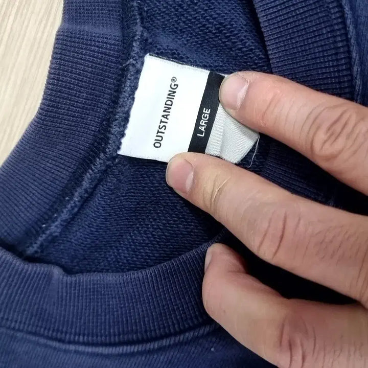 [BUNJANG] Outstanding Navy Lettering Emblem T-shirt (L) / 아웃스탠딩 네이비 맨투맨 티셔츠(L)