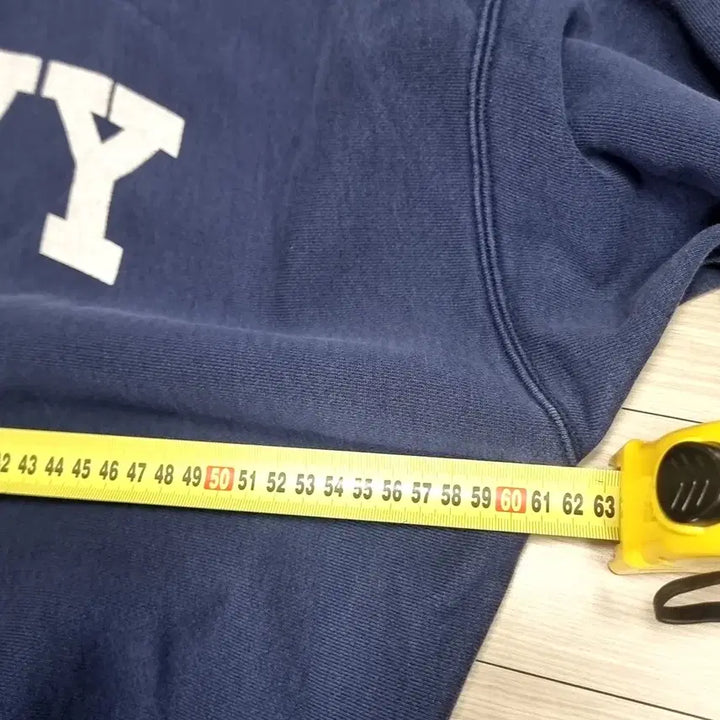 [BUNJANG] Outstanding Navy Lettering Emblem T-shirt (L) / 아웃스탠딩 네이비 맨투맨 티셔츠(L)