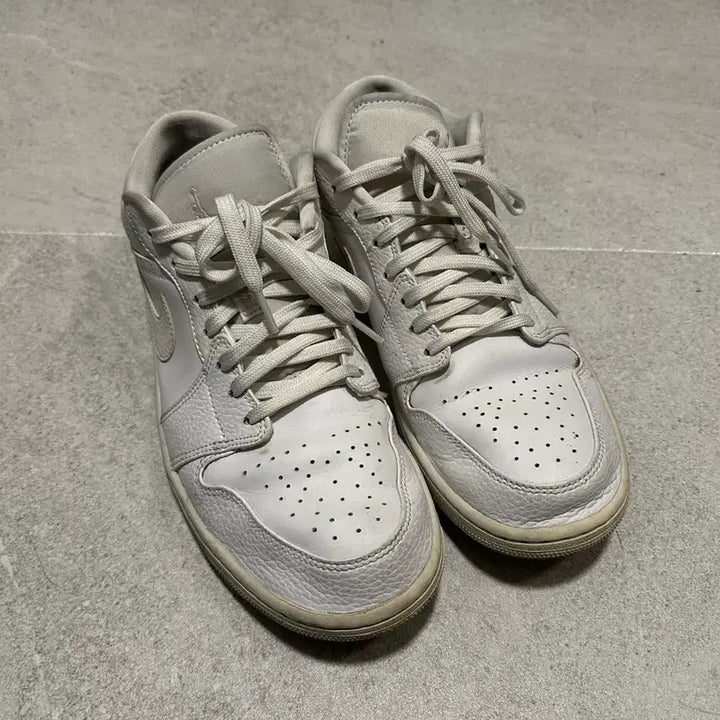 [BUNJANG] Nike Air Jordan 1 Low Triple White Sneakers / 나이키 에어 조던1 로우 트리플 화이트