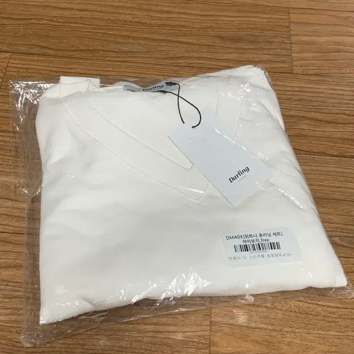 [BUNJANG] Dalt White V-Neck Summer Short-Sleeved Training Set / 새상품) 달트 흰색 브이넥 여름 반팔 상하의 트레이닝 세트 프리사이즈