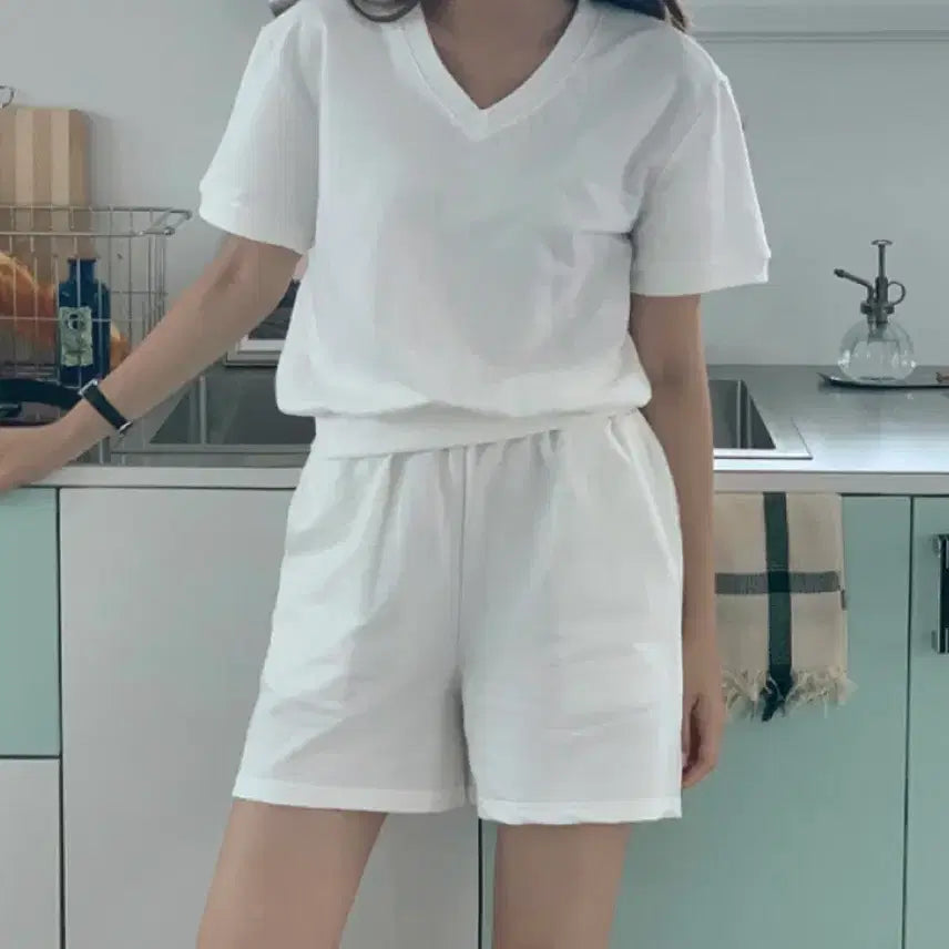 [BUNJANG] Dalt White V-Neck Summer Short-Sleeved Training Set / 새상품) 달트 흰색 브이넥 여름 반팔 상하의 트레이닝 세트 프리사이즈