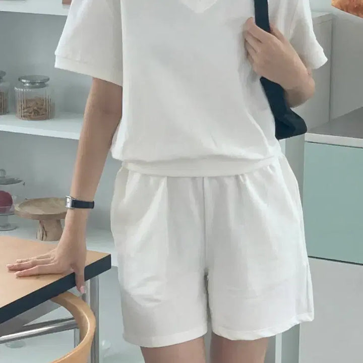 [BUNJANG] Dalt White V-Neck Summer Short-Sleeved Training Set / 새상품) 달트 흰색 브이넥 여름 반팔 상하의 트레이닝 세트 프리사이즈