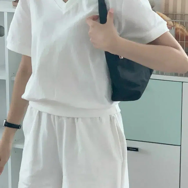 [BUNJANG] Dalt White V-Neck Summer Short-Sleeved Training Set / 새상품) 달트 흰색 브이넥 여름 반팔 상하의 트레이닝 세트 프리사이즈