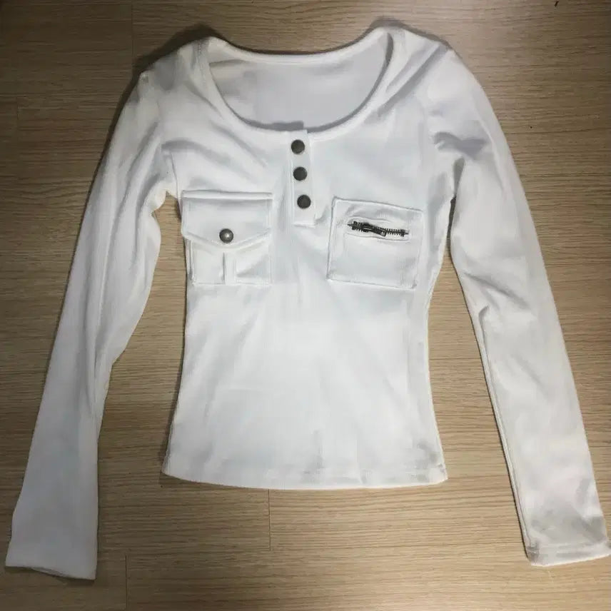 [BUNJANG] Button Detail Ribbed Slim Fit T-shirt / 새상품 버튼 골지 슬림 티셔츠 - 화이트 착샷 (차콜)