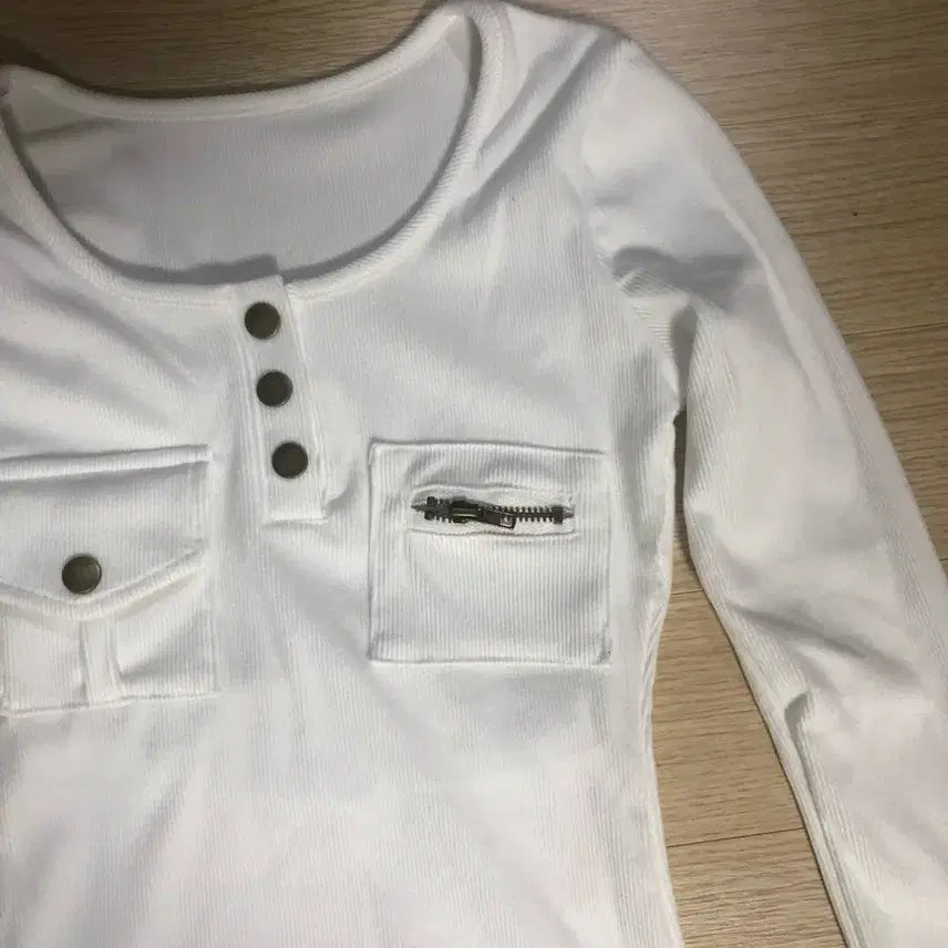 [BUNJANG] Button Detail Ribbed Slim Fit T-shirt / 새상품 버튼 골지 슬림 티셔츠 - 화이트 착샷 (차콜)