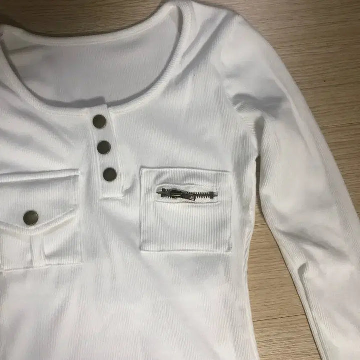 [BUNJANG] Button Detail Ribbed Slim Fit T-shirt / 새상품 버튼 골지 슬림 티셔츠 - 화이트 착샷 (차콜)