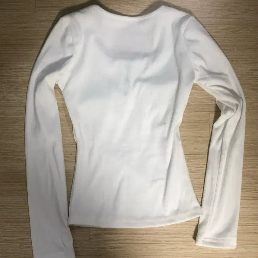 [BUNJANG] Button Detail Ribbed Slim Fit T-shirt / 새상품 버튼 골지 슬림 티셔츠 - 화이트 착샷 (차콜)