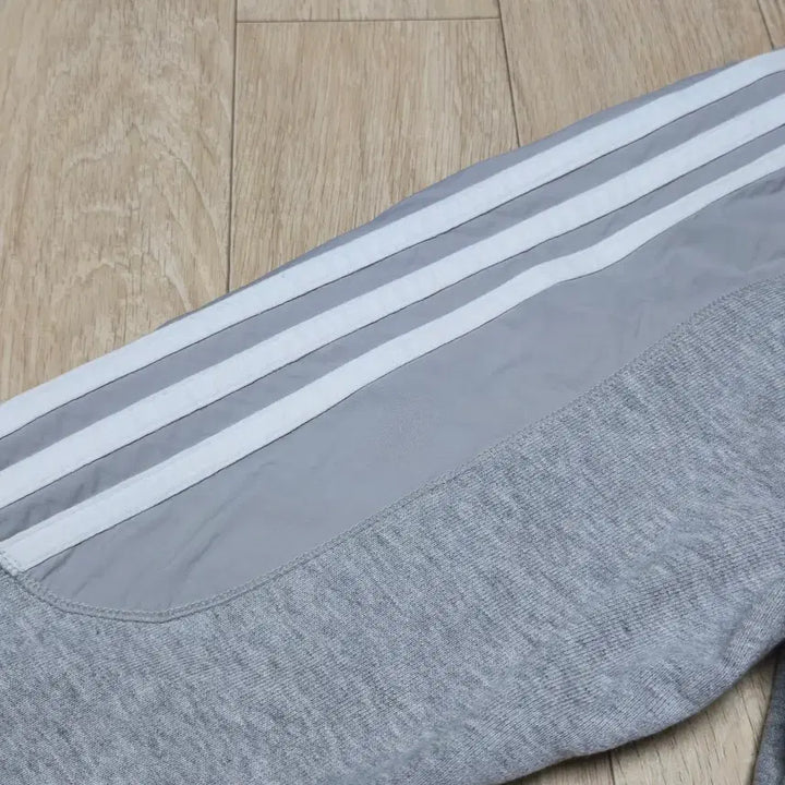 [BUNJANG] Adidas Gray Pagayan Three-Stripe Hoodie / L) 아디다스 그레이 파가이안 삼선 후드집업