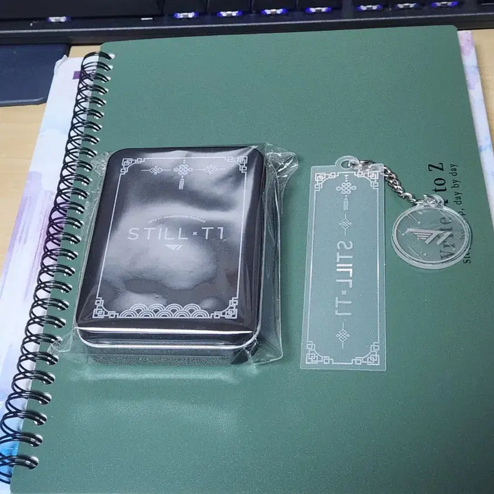 [BUNJANG] T1 25th Anniversary Tin Case &amp; Bookmark Bundle / T1 티원 굿즈 틴케이스&amp;책갈피 일괄 - 25시그
