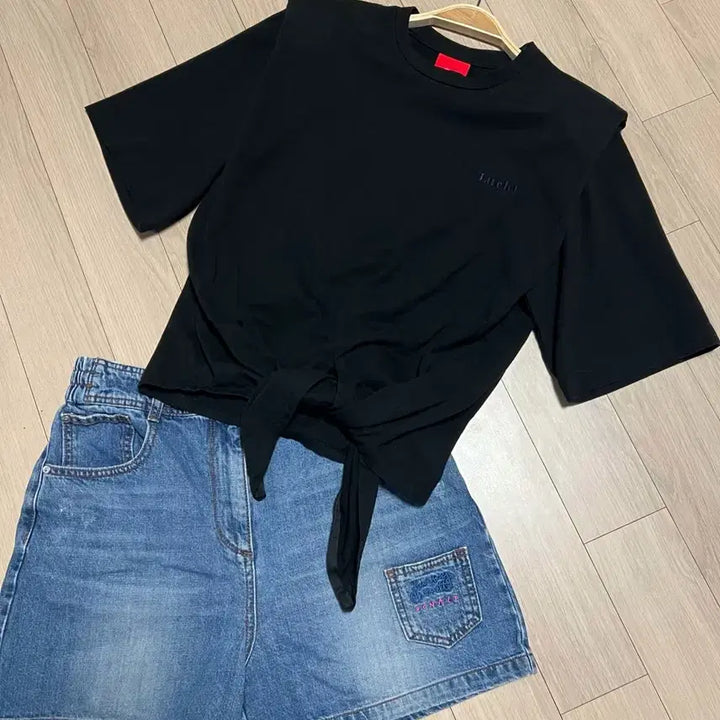[BUNJANG] Lucky Chouette Shoulder Pad Knot Detail T-Shirt / 21년 럭키슈에뜨 숄더패드 묶음 반팔 티셔츠 로고자수 매듭 타이 블랙검정
