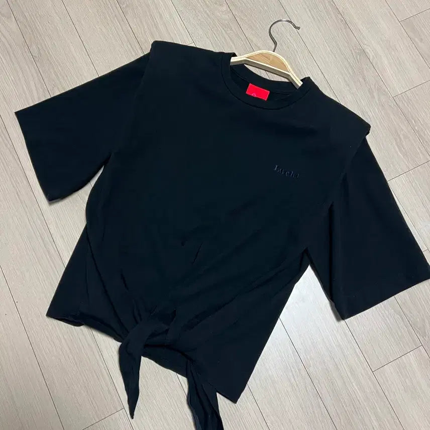 [BUNJANG] Lucky Chouette Shoulder Pad Knot Detail T-Shirt / 21년 럭키슈에뜨 숄더패드 묶음 반팔 티셔츠 로고자수 매듭 타이 블랙검정