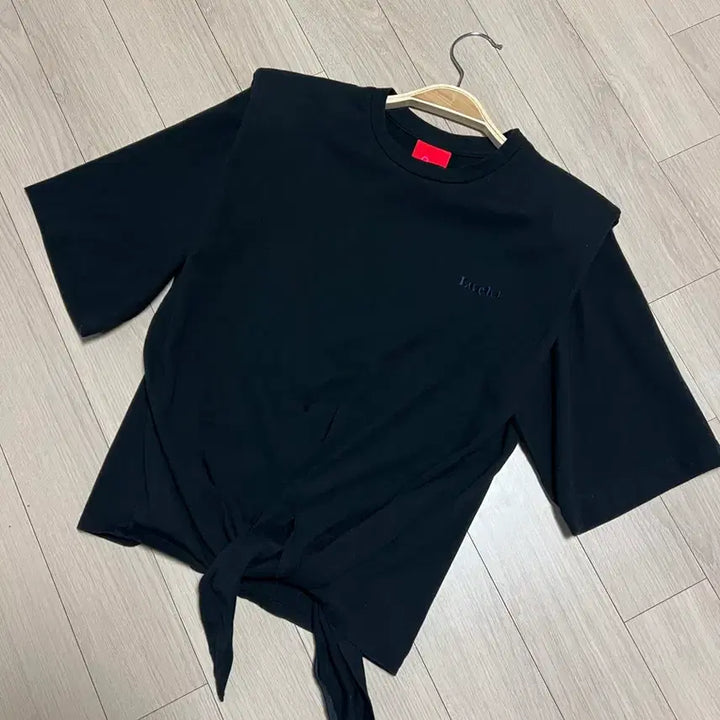 [BUNJANG] Lucky Chouette Shoulder Pad Knot Detail T-Shirt / 21년 럭키슈에뜨 숄더패드 묶음 반팔 티셔츠 로고자수 매듭 타이 블랙검정