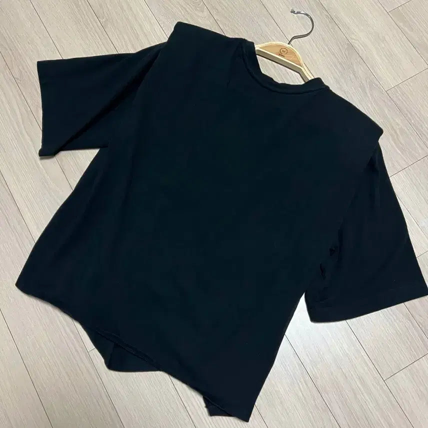 [BUNJANG] Lucky Chouette Shoulder Pad Knot Detail T-Shirt / 21년 럭키슈에뜨 숄더패드 묶음 반팔 티셔츠 로고자수 매듭 타이 블랙검정