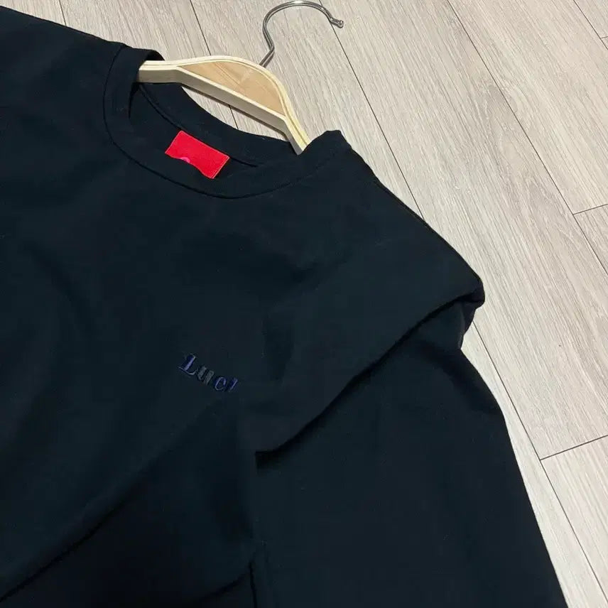 [BUNJANG] Lucky Chouette Shoulder Pad Knot Detail T-Shirt / 21년 럭키슈에뜨 숄더패드 묶음 반팔 티셔츠 로고자수 매듭 타이 블랙검정
