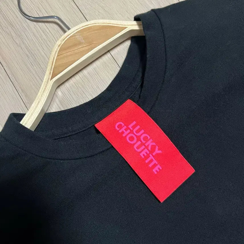 [BUNJANG] Lucky Chouette Shoulder Pad Knot Detail T-Shirt / 21년 럭키슈에뜨 숄더패드 묶음 반팔 티셔츠 로고자수 매듭 타이 블랙검정