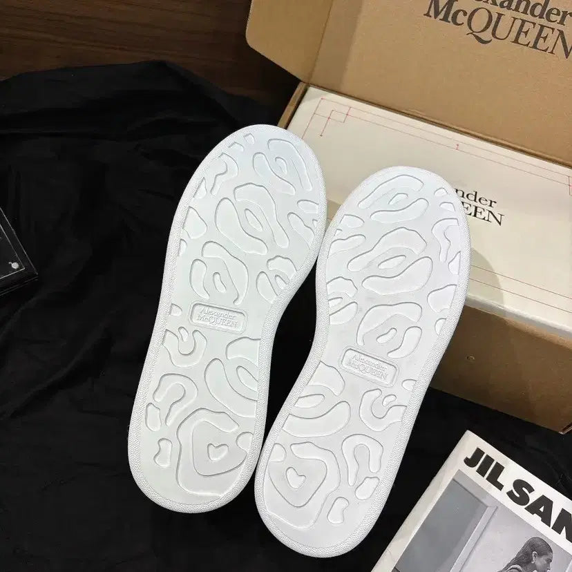 [SOLD OUT] 연예인 착용 알렉산더 맥퀸화이트 스니커즈