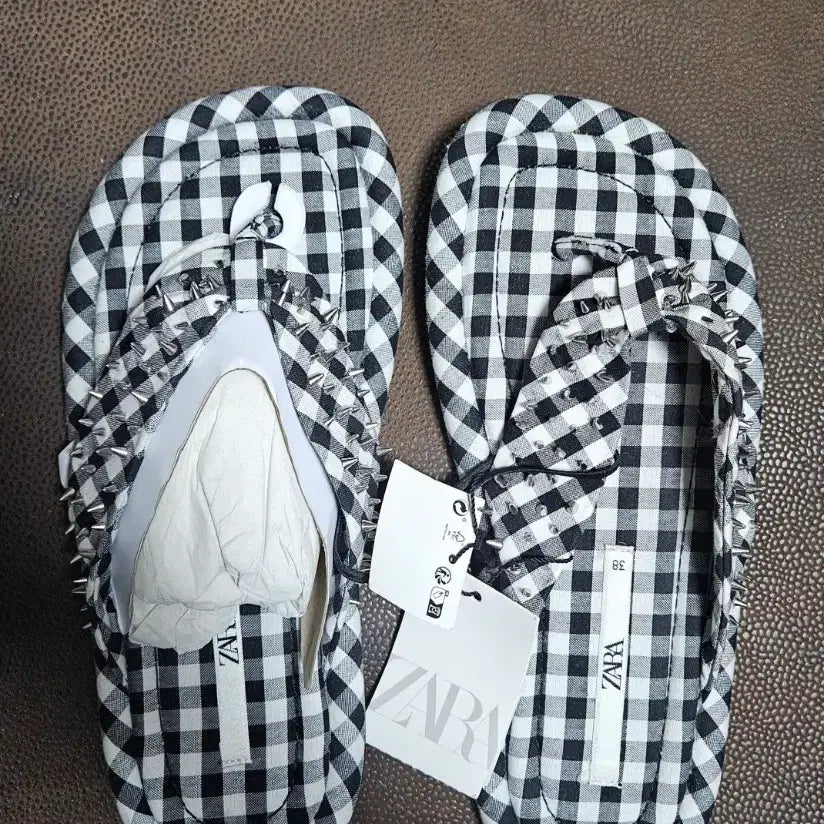 [SOLD OUT] 자라 체크원단 스터드 쪼리 슬리퍼(38) 새상품
