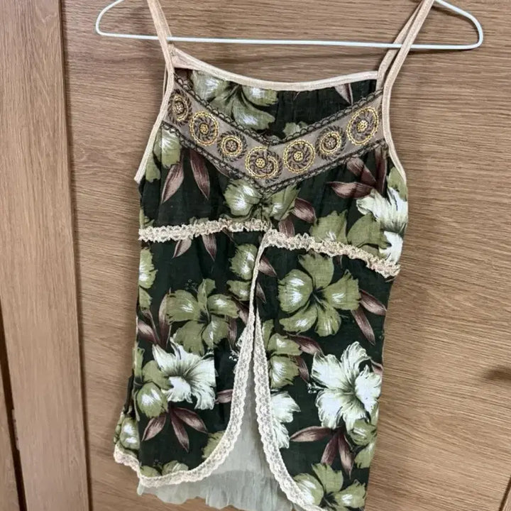 [BUNJANG] Floral Lace Trim Sleeveless Blouse / 플라워 레이스 장식 민소매 블라우스