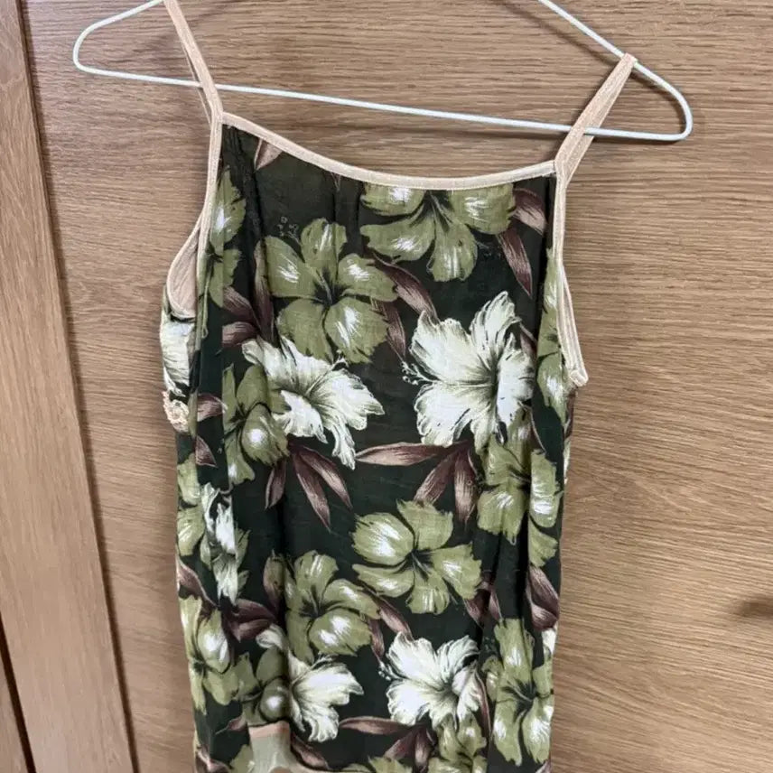 [BUNJANG] Floral Lace Trim Sleeveless Blouse / 플라워 레이스 장식 민소매 블라우스