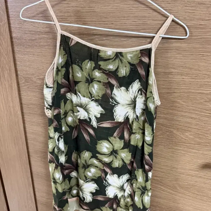 [BUNJANG] Floral Lace Trim Sleeveless Blouse / 플라워 레이스 장식 민소매 블라우스
