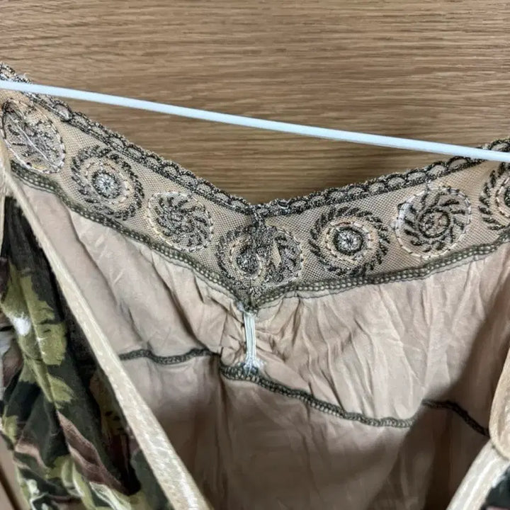 [BUNJANG] Floral Lace Trim Sleeveless Blouse / 플라워 레이스 장식 민소매 블라우스