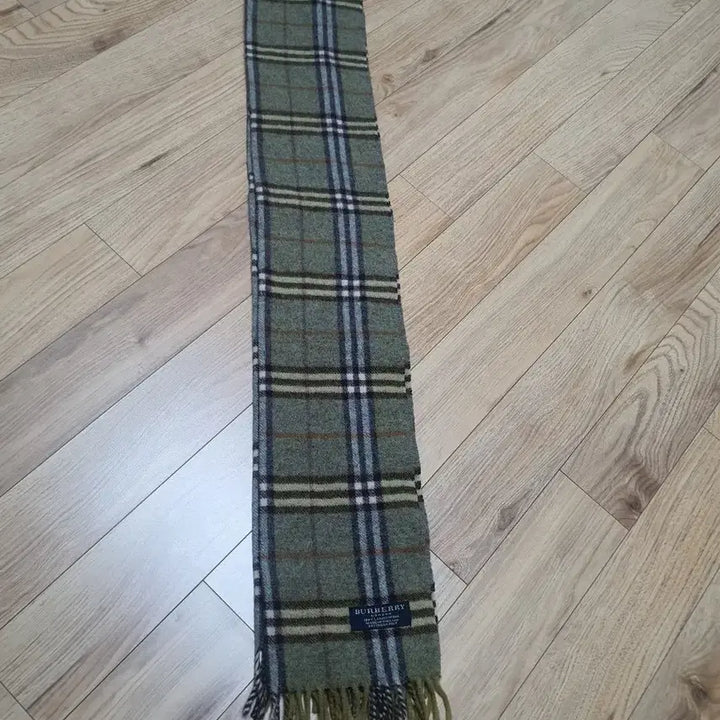 [SOLD OUT] 버버리 체크 머플러 칼끼색상 계열