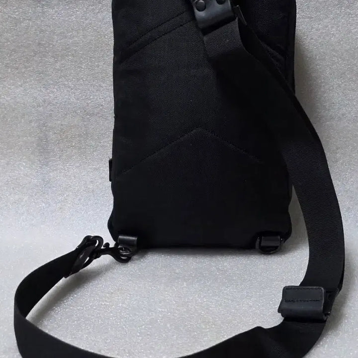 [BUNJANG] KANGOL Alive Sling Bag / 캉골 KANGOL 1207 Alive Sling Bag 슬링백