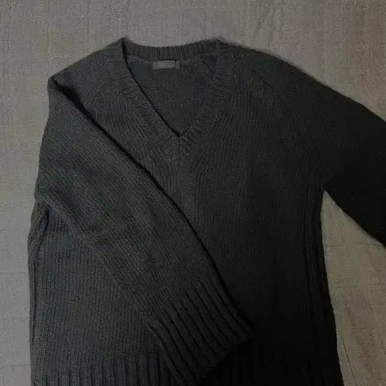 [BUNJANG] V-Neck Long Sleeve Knit Top - Black / 브이넥 니트 긴팔 블랙