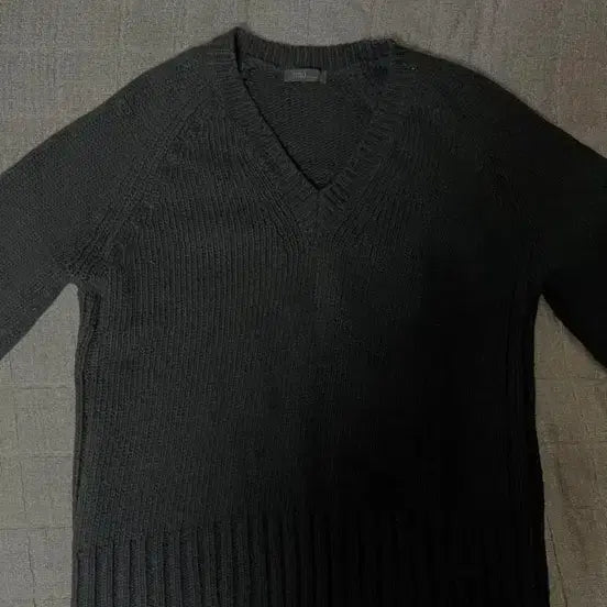 [BUNJANG] V-Neck Long Sleeve Knit Top - Black / 브이넥 니트 긴팔 블랙