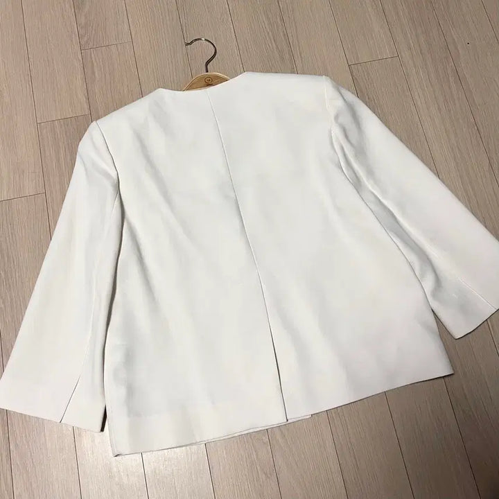 [BUNJANG] Lucky Chouette 21SS Double Button V-Neck Short Jacket with Ribbon Brooch (Ivory) / 21년 럭키슈에뜨 리본 브로치 더블버튼 숏 자켓 노카라 브이넥 아이보리