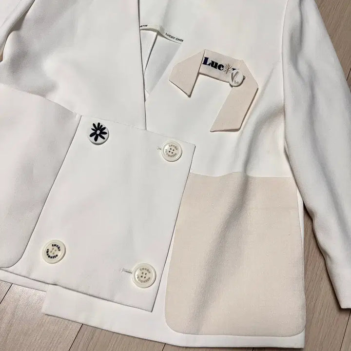 [BUNJANG] Lucky Chouette 21SS Double Button V-Neck Short Jacket with Ribbon Brooch (Ivory) / 21년 럭키슈에뜨 리본 브로치 더블버튼 숏 자켓 노카라 브이넥 아이보리