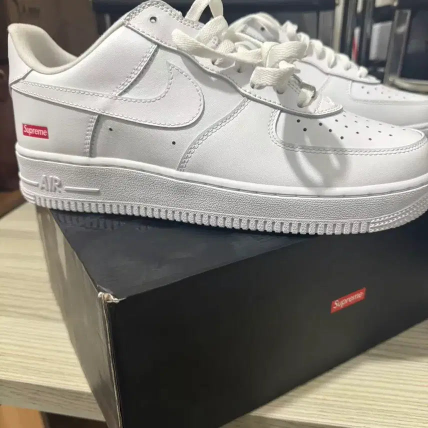 [BUNJANG] Nike x Supreme Air Force 1 Low White Sneakers 245mm / 나이키 x 슈프림 에어포스 1 로우 화이트 245mm