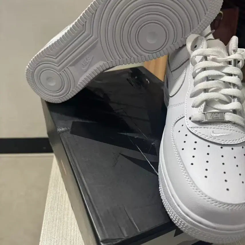 [BUNJANG] Nike x Supreme Air Force 1 Low White Sneakers 245mm / 나이키 x 슈프림 에어포스 1 로우 화이트 245mm