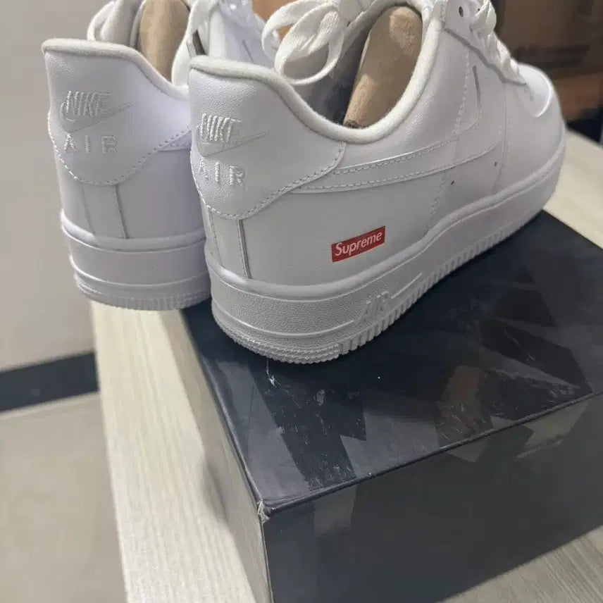 [BUNJANG] Nike x Supreme Air Force 1 Low White Sneakers 245mm / 나이키 x 슈프림 에어포스 1 로우 화이트 245mm