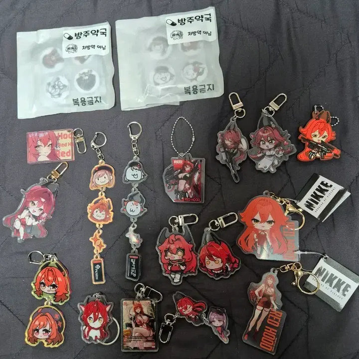 [BUNJANG] Goddess of Victory: Nikke Red Hood Keyring &amp; Mini Badge Bundle Set / 승리의 여신 니케  키링 및 2종 굿즈 일괄 팝니다.