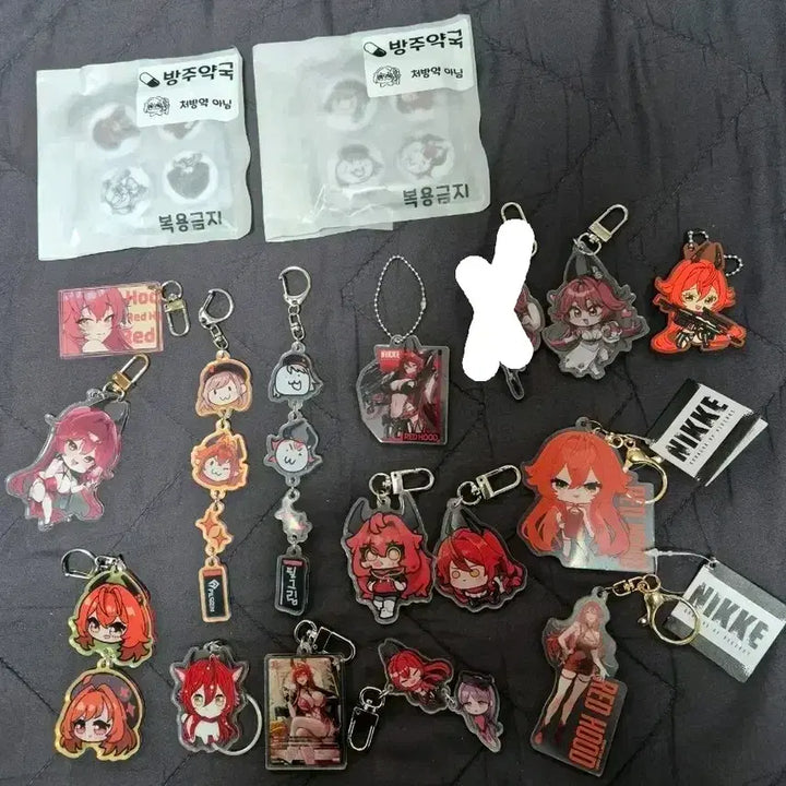 [BUNJANG] Goddess of Victory: Nikke Red Hood Keyring &amp; Mini Badge Bundle Set / 승리의 여신 니케  키링 및 2종 굿즈 일괄 팝니다.