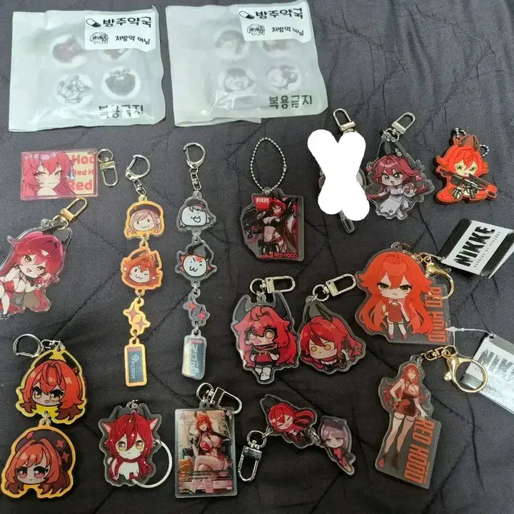 [BUNJANG] Goddess of Victory: Nikke Red Hood Keyring &amp; Mini Badge Bundle Set / 승리의 여신 니케  키링 및 2종 굿즈 일괄 팝니다.