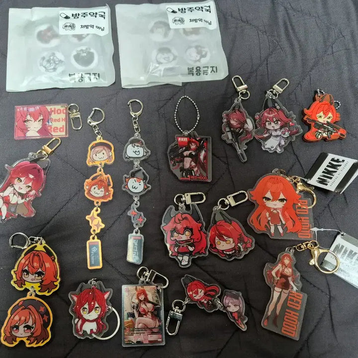 [BUNJANG] Goddess of Victory: Nikke Red Hood Keyring &amp; Mini Badge Bundle Set / 승리의 여신 니케  키링 및 2종 굿즈 일괄 팝니다.