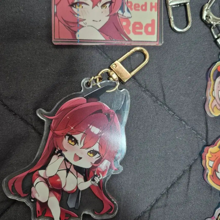 [BUNJANG] Goddess of Victory: Nikke Red Hood Keyring &amp; Mini Badge Bundle Set / 승리의 여신 니케  키링 및 2종 굿즈 일괄 팝니다.