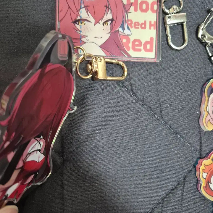 [BUNJANG] Goddess of Victory: Nikke Red Hood Keyring &amp; Mini Badge Bundle Set / 승리의 여신 니케  키링 및 2종 굿즈 일괄 팝니다.