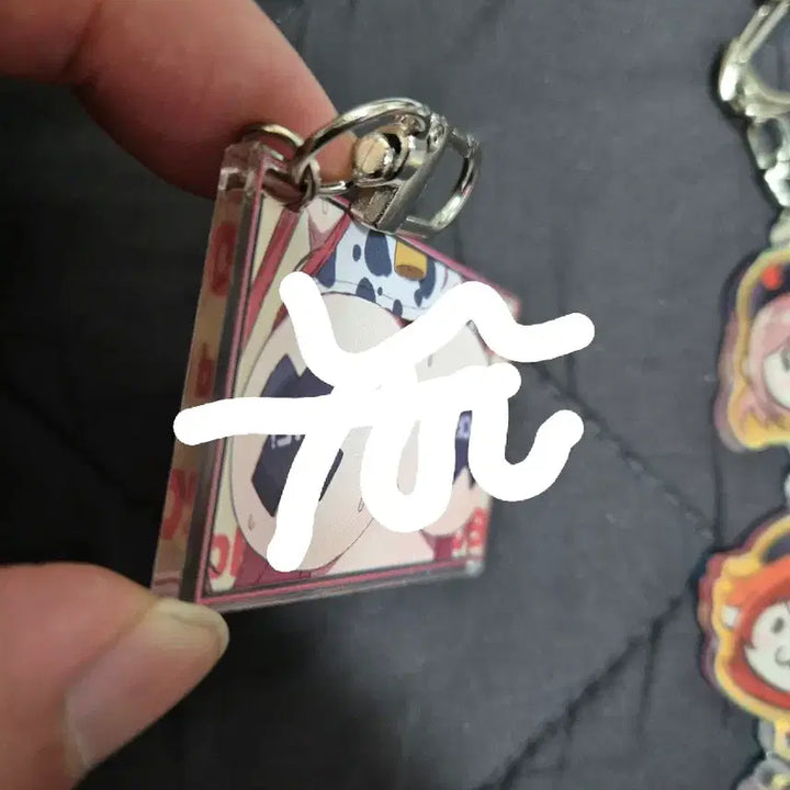 [BUNJANG] Goddess of Victory: Nikke Red Hood Keyring &amp; Mini Badge Bundle Set / 승리의 여신 니케  키링 및 2종 굿즈 일괄 팝니다.