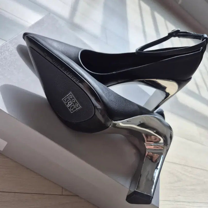 [BUNJANG] Charles &amp; Keith Metallic Blade Heel Pumps / 찰스앤키스 블랙 메탈힐 펌프스