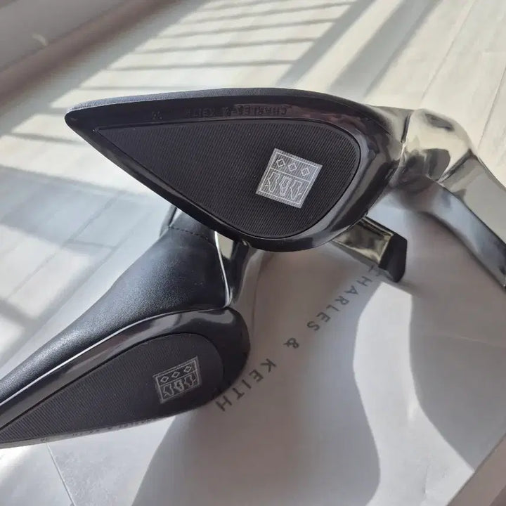 [BUNJANG] Charles &amp; Keith Metallic Blade Heel Pumps / 찰스앤키스 블랙 메탈힐 펌프스