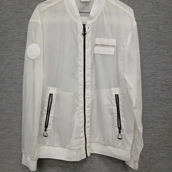 [BUNJANG] Discovery Windbreaker Jacket (Size 100) / 4197 디스커버리 바람막이 100